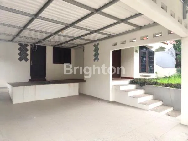 image RUMAH SIAP HUNI SEMI FURNISHED LT 258M² STRATEGIS POSISI HOOK (2)