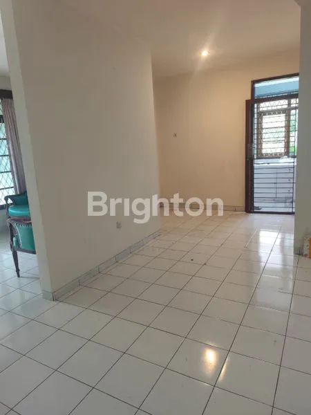 image RUMAH SIAP HUNI SEMI FURNISHED LT 258M² STRATEGIS POSISI HOOK (5)