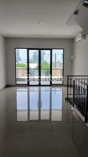 RUKO BARU HADAP JALAN RAYA, 3 LANTAI