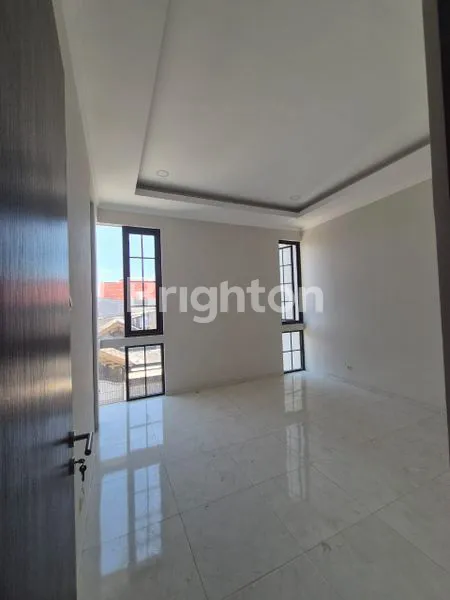 image RUMAH MEWAH 4 KT 3 KM DI BARUK BARAT (1)