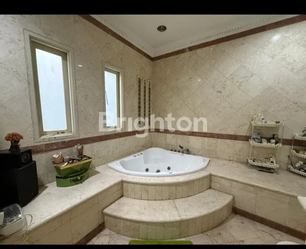 image RUMAH MEWAH 3 LANTAI LT 375M² DI SETRA DUTA (7)