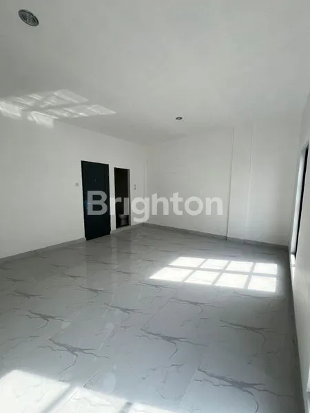 image RUMAH BARU DALAM KOMPLEK LEBAR 5,5 MTR DENGAN LOKASI STRATEGIS DEKAT JL AMIR HAMZAH DAN KAPTEN MUSLIM, KOMPLEK DEMGAN SECURITY 24 JAM DAN ROW KOMPLEK YANG LEBAR (6)