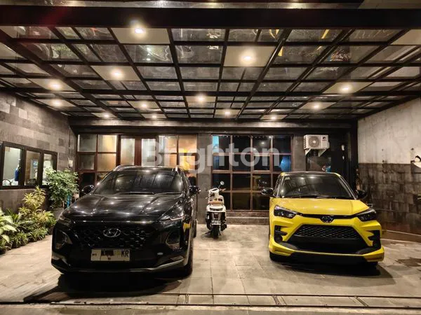 image RUMAH MODERN TROPICAL INDUSTRIAL DI WARIBANG, FULL FURNISHED, GARASI 2 MOBIL (3)
