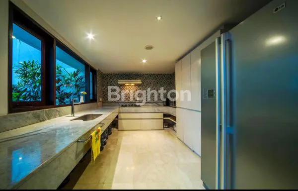 image ELEGANT LUXURY VILLA 3 BR - LAND SIZE 700M² JUNGLE  VIEW IN SUKAWATI BALI (6)