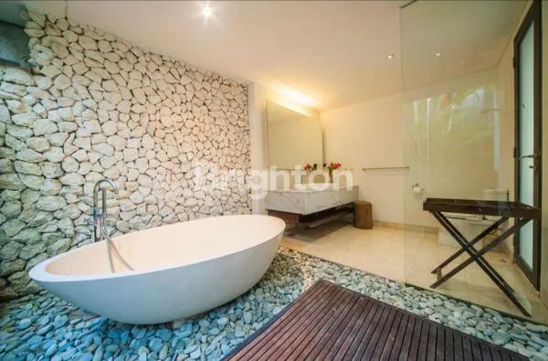image ELEGANT LUXURY VILLA 3 BR - LAND SIZE 700M² JUNGLE  VIEW IN SUKAWATI BALI (7)