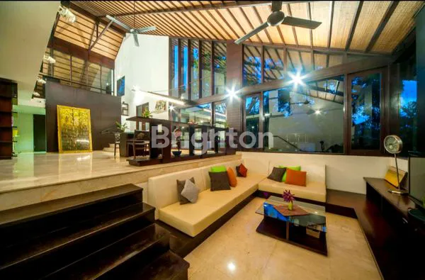 image ELEGANT LUXURY VILLA 3 BR - LAND SIZE 700M² JUNGLE  VIEW IN SUKAWATI BALI (2)