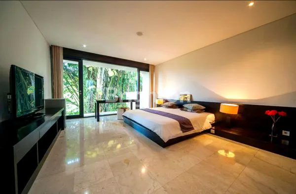 image ELEGANT LUXURY VILLA 3 BR - LAND SIZE 700M² JUNGLE  VIEW IN SUKAWATI BALI (4)