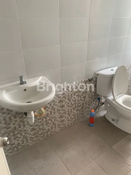 image RUMAH 2 LANTAI SIAP HUNI BAGUS DAN TERAWAT LOKASI STRATEGIS WISMA KEDUNG ASEM RUNGKUT  (6)