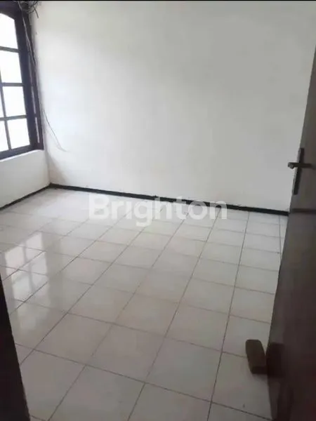 image RUMAH GRIYA KEBRAON UTARA HALAMAN LUAS (4)