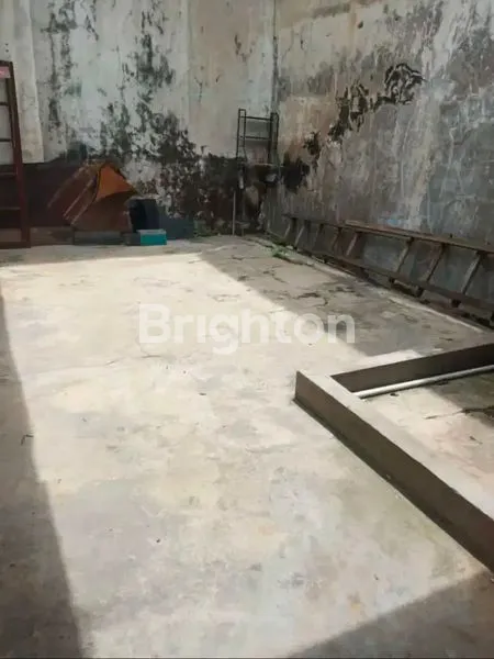 image RUMAH GRIYA KEBRAON UTARA HALAMAN LUAS (6)