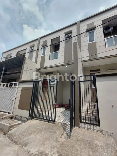 HUNIAN MODERN 3 LANTAI DI GREENVILLE, STRATEGIS