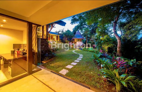 image ELEGANT LUXURY VILLA 3 BR - LAND SIZE 700M² JUNGLE  VIEW IN SUKAWATI BALI (8)