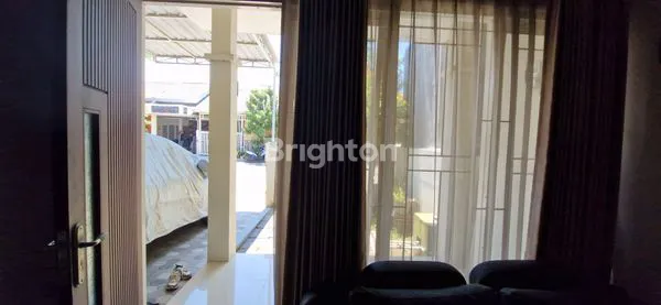 image DIJUAL RUMAH DI PERUMAHAN GANTING GEDANGAN SIDOARJO SIAP HUNI BANGUNAN BAGUS KOKOH DAN PENGERJAAN HALUS AKSES JALAN LEBAR ONE GATE SISTEM SECURITY TERDAPAT AREA CUCI DAN JEMUR DI LANTAI ATAS BEBAS BANJIR TIDAK BISING DEKAT JALAN UTAMA DEKAT DENGAN PUSKESM (5)