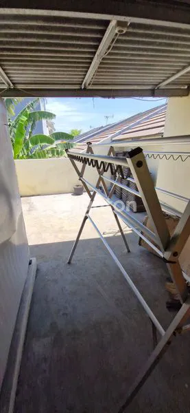 image DIJUAL RUMAH DI PERUMAHAN GANTING GEDANGAN SIDOARJO SIAP HUNI BANGUNAN BAGUS KOKOH DAN PENGERJAAN HALUS AKSES JALAN LEBAR ONE GATE SISTEM SECURITY TERDAPAT AREA CUCI DAN JEMUR DI LANTAI ATAS BEBAS BANJIR TIDAK BISING DEKAT JALAN UTAMA DEKAT DENGAN PUSKESM (7)