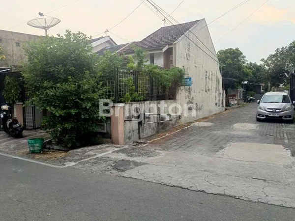 image RUMAH STRATEGIS 105M² DI POJOK PERTIGAAN, MOJOSONGO SOLO (7)