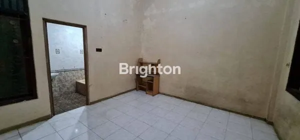 image RUMAH  CANTIK 2 LANTAI TERAWAT DANKOKOH DIJALAN BANGKA GKB GRESIK KOTA  (3)