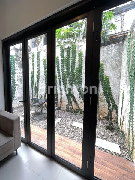 image RUMAH SIAP HUNI 3 LANTAI DI JAKARTA TIMUR (5)