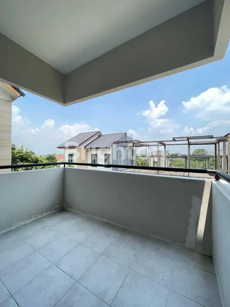 image RUMAH SIAP HUNI 3 LANTAI DI JAKARTA TIMUR (8)