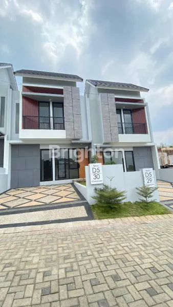 image RUMAH BARU MEWAH READY STOCK 2 LANTAI SUDAH SHM TINGGAL BALIK NAMA DEKAT TOL SAWOJAJAR KOTA MALANG (1)