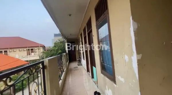image DIJUAL RUMAH KOST 2 LANTAI DI KELAPA GADING JAKARTA UTARA. TERLETAK DI HOEK DAN TIDAK BANJIR (5)