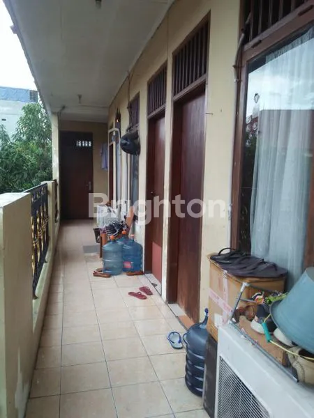 image DIJUAL RUMAH KOST 2 LANTAI DI KELAPA GADING JAKARTA UTARA. TERLETAK DI HOEK DAN TIDAK BANJIR (7)