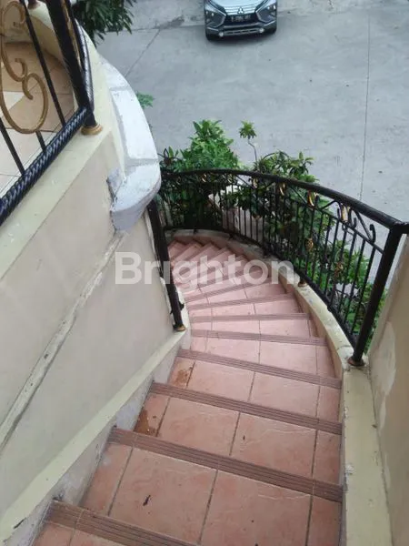 image DIJUAL RUMAH KOST 2 LANTAI DI KELAPA GADING JAKARTA UTARA. TERLETAK DI HOEK DAN TIDAK BANJIR (8)