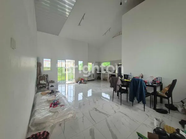 image RUMAH SIAP HUNI, DENGAN PARKIRAN MOBIL DAN HALAMAN BELAKANG LUAS (1)