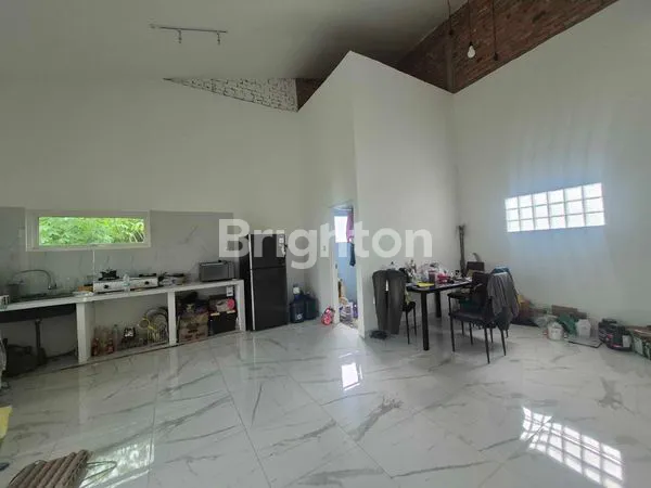 image RUMAH SIAP HUNI, DENGAN PARKIRAN MOBIL DAN HALAMAN BELAKANG LUAS (2)