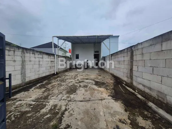 image RUMAH SIAP HUNI, DENGAN PARKIRAN MOBIL DAN HALAMAN BELAKANG LUAS (3)