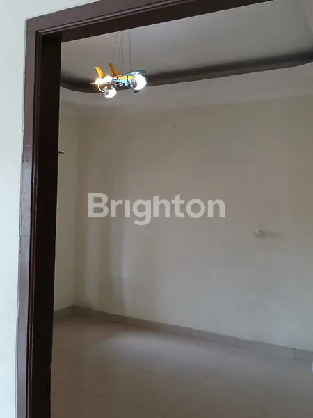 image RUMAH 2 LANTAI  SEBERANG PASAR MODERN @NUSALOKA BSD (3)