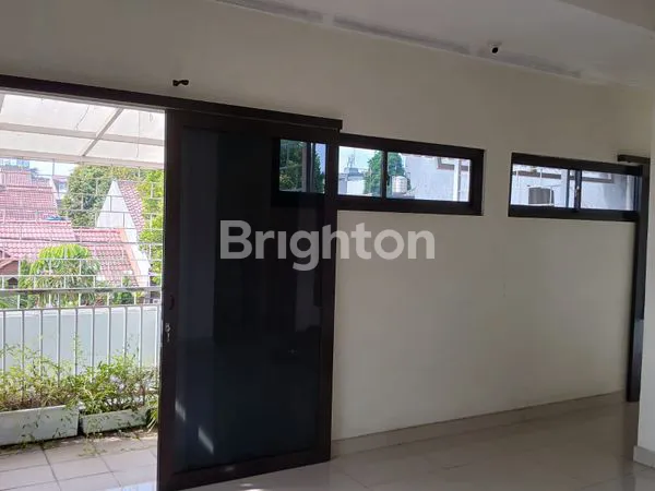 image RUMAH 2 LANTAI  SEBERANG PASAR MODERN @NUSALOKA BSD (6)