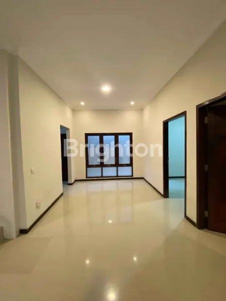 image RUMAH MODERN MINIMALIS BERGAYA SEMI VILLA ONE GATE SYSTEM(164V) (2)