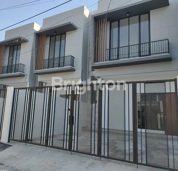 image RUMAH 2 LANTAI MODERN MINIMALIS, BARU GRESS, SELANGKAH KE RAYA KENJERAN, LOKASI STRATEGIS, TIDAK BLUSUK2, DAERAH LEBAK ARUM (1)