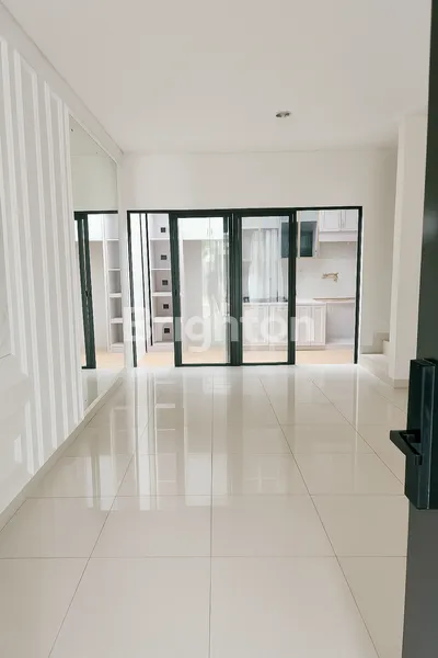 image RUMAH 3 LANTAI SEMI FURNISHED DI CLUSTER WISTERIA, JAKARTA GARDEN CITY – SHM, SIAP HUNI! (2)