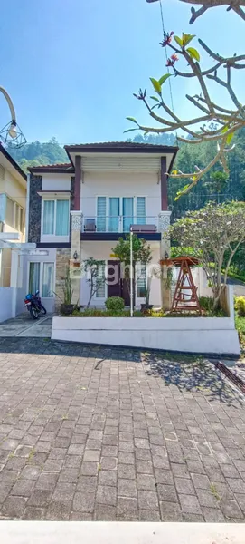 image RUMAH MODERN DI BATU MALANG DENGAN PRIVATE POOL ANAK & PEMANDANGAN GUNUNG YANG MENAWAN (1)
