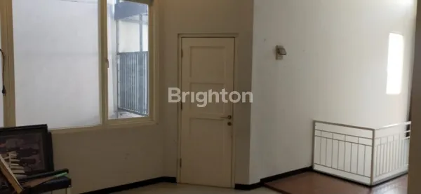 image RUMAH 2 LANTAI LOKASI PREMIUM STRATEGIS DAN MUDAH DIAKSES BAGUS TERAWAT RUNGKUT ASRI TENGAH SURABAYA (7)