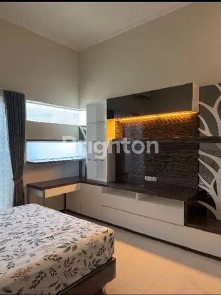 image LANGKA BAGUS SANGAT SIAP HUNI RUMAH 2 LT FULL FURNISH BRAND MEWAH DEKAT SEKOLAH PETRA ARAYA UNIVERSITAS ITS RAYA MERR (7)