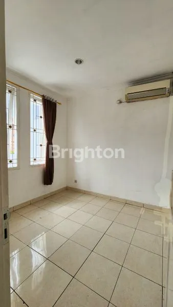 image RUMAH SIAP HUNI, BERSIH DAN BARU RENOVASI  DISEWAKAN DI HARAPAN INDAH2 (6)