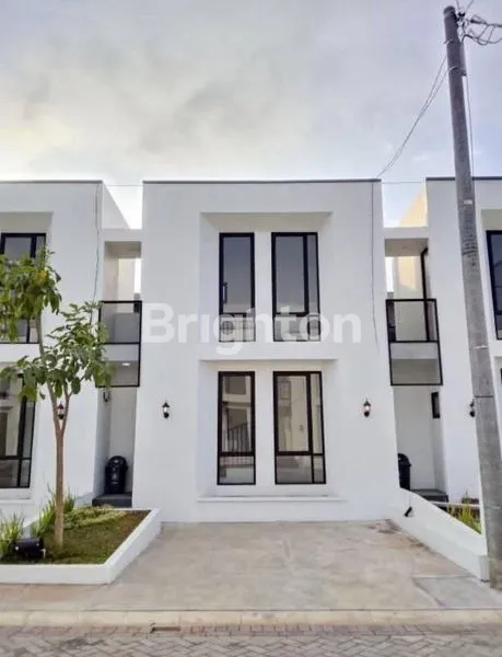 RUMAH 2 LANTAI BANGUNAN BARU LOKASI GADINGREJO KOTA PASURUAN