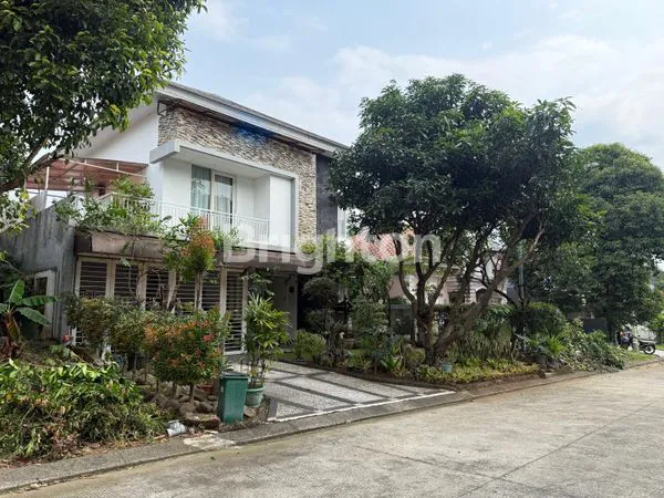 RUMAH 2 LANTAI, SHM, DENGAN HALAMAN LUAS DI SENTUL CITY, DEKAT TOL DAN MALL AEON