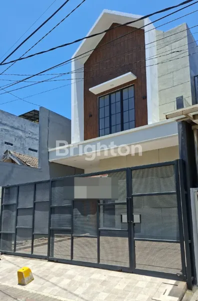 image RUMAH GRESSSIAP HUNI 2 LANTAI MODEL SCANDINAVIA LOKASI STRATEGIS DAN AKSES MUDAH RUNKUT ASRI TENGAH SURABAYA (1)