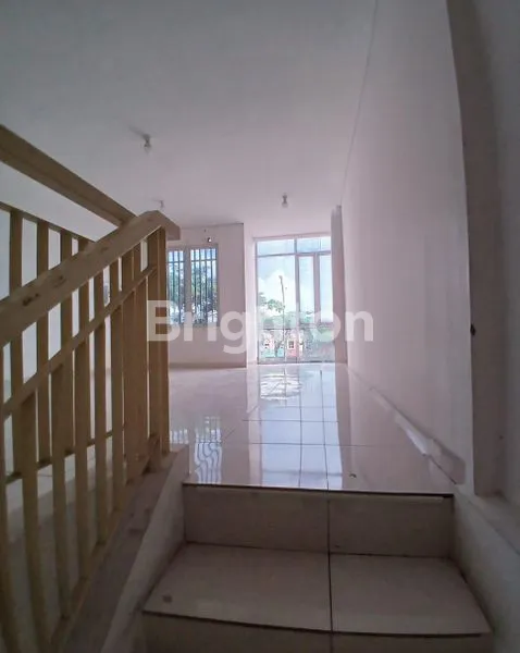 image RUKO CANTIK 3 LANTAI SIAP PAKAI DI PALEM SEMI KARAWACI TANGERANG POSISI HOEK (5)