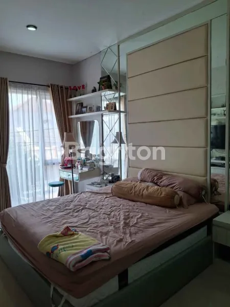 image HUNIAN TERAWAT 2 LANTAI SEMI FURNISH DI SUKOLILO DIAN REGENCY SURABAYA (2)