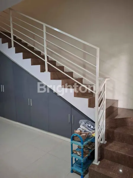 image HUNIAN TERAWAT 2 LANTAI SEMI FURNISH DI SUKOLILO DIAN REGENCY SURABAYA (3)