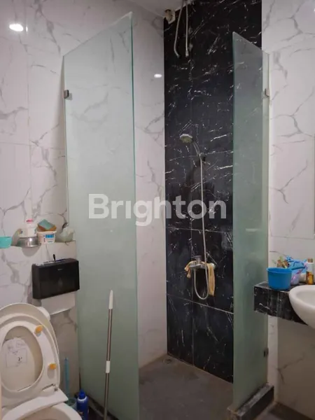 image HUNIAN TERAWAT 2 LANTAI SEMI FURNISH DI SUKOLILO DIAN REGENCY SURABAYA (5)