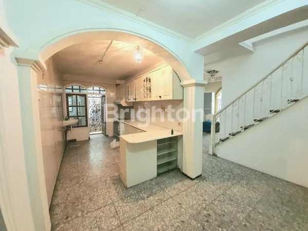 image RUMAH RAYA NGAGEL SURABAYA DEKAT RS BEDAH SEKOLAH ST CLARA & GEREJA SMTB (7)