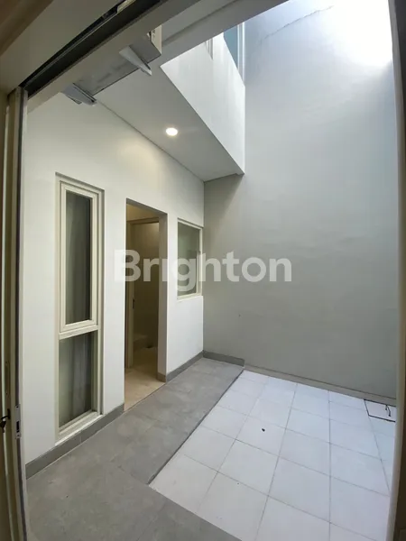 image TURUN HARGA, RUMAH RUNGKUT BARU GRESS, FULL FURNISHED, MINIMALIS, DEKAT JALAN RAYA, SIAP HUNI, JARANG ADA, DEKAT MCD RUNGKUT DAN KAMPUS UPN (5)