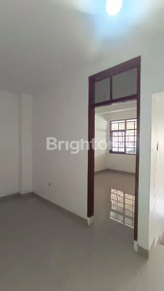 image RUMAH TERAWAT  DI JALAN STRATEGIS DEKAT FASILITAS UMUM (8)