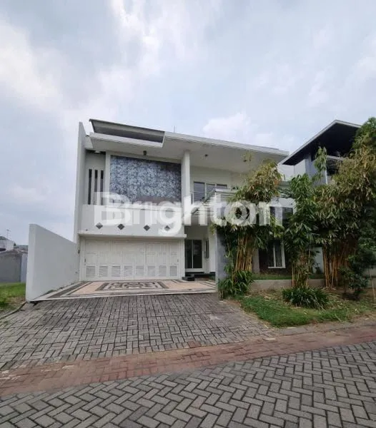 image RUMAH ROW JALAN UTAMA DI CLUSTER ROYAL PARK CITRALAND, SURABAYA BARAT (1)