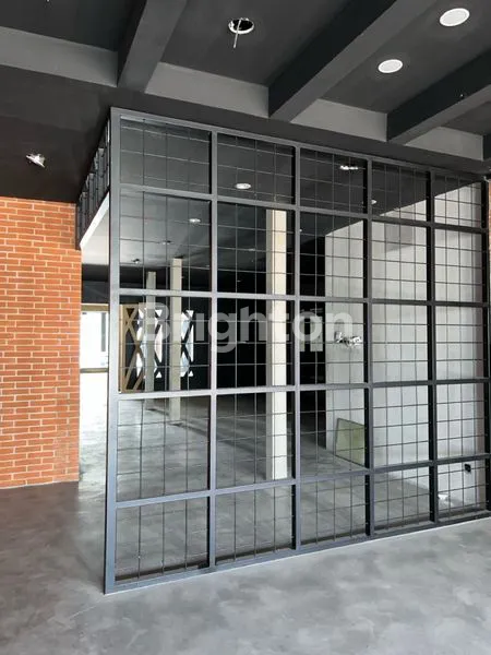 image KANTOR STRATEGIS BEKAS SHOWROOM DI DIPONEGORO (2)